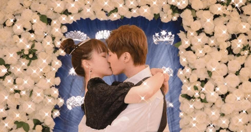 男孩什么情况下，才会把他的收入告诉女孩？跟女孩说，他想表达什么？游戏画面